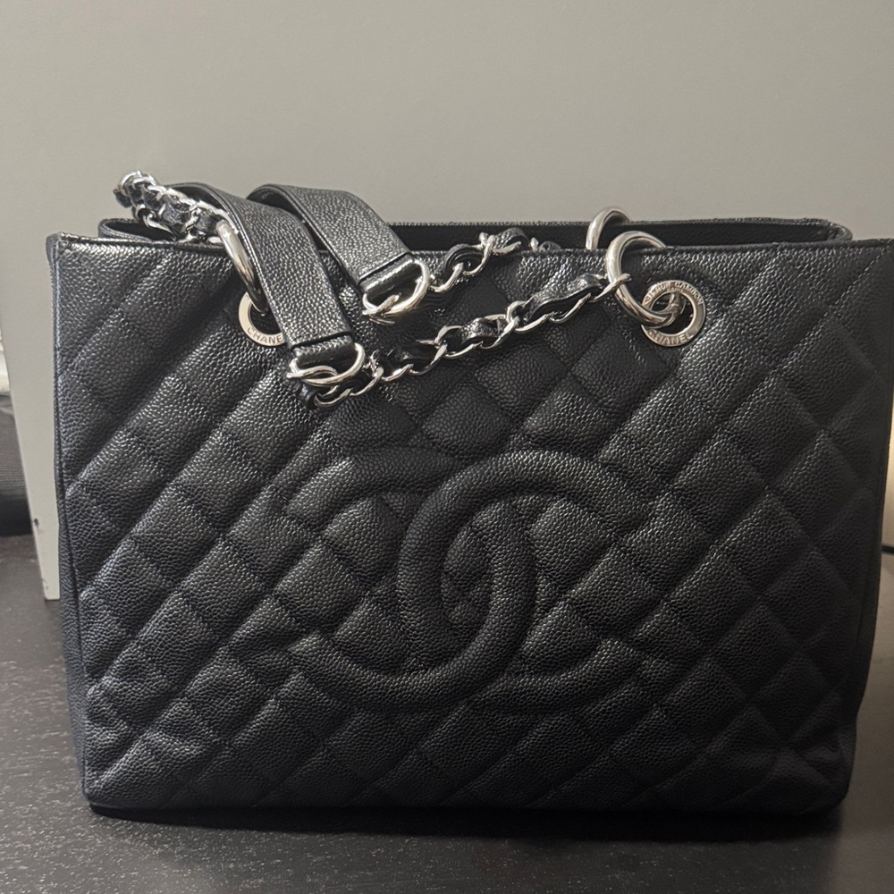CHANEL Black Quilted Shoulder Bag